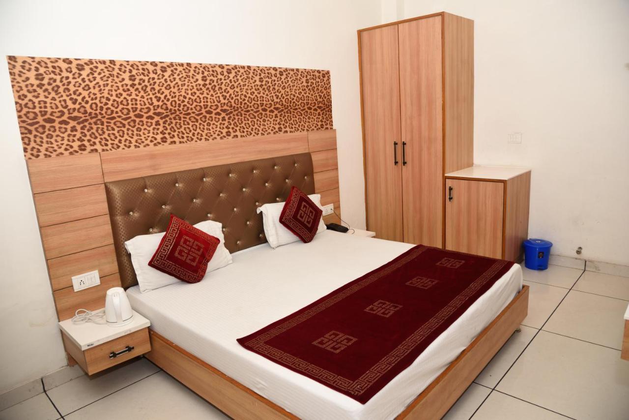 Hotel Robin Inn Амритсар Экстерьер фото