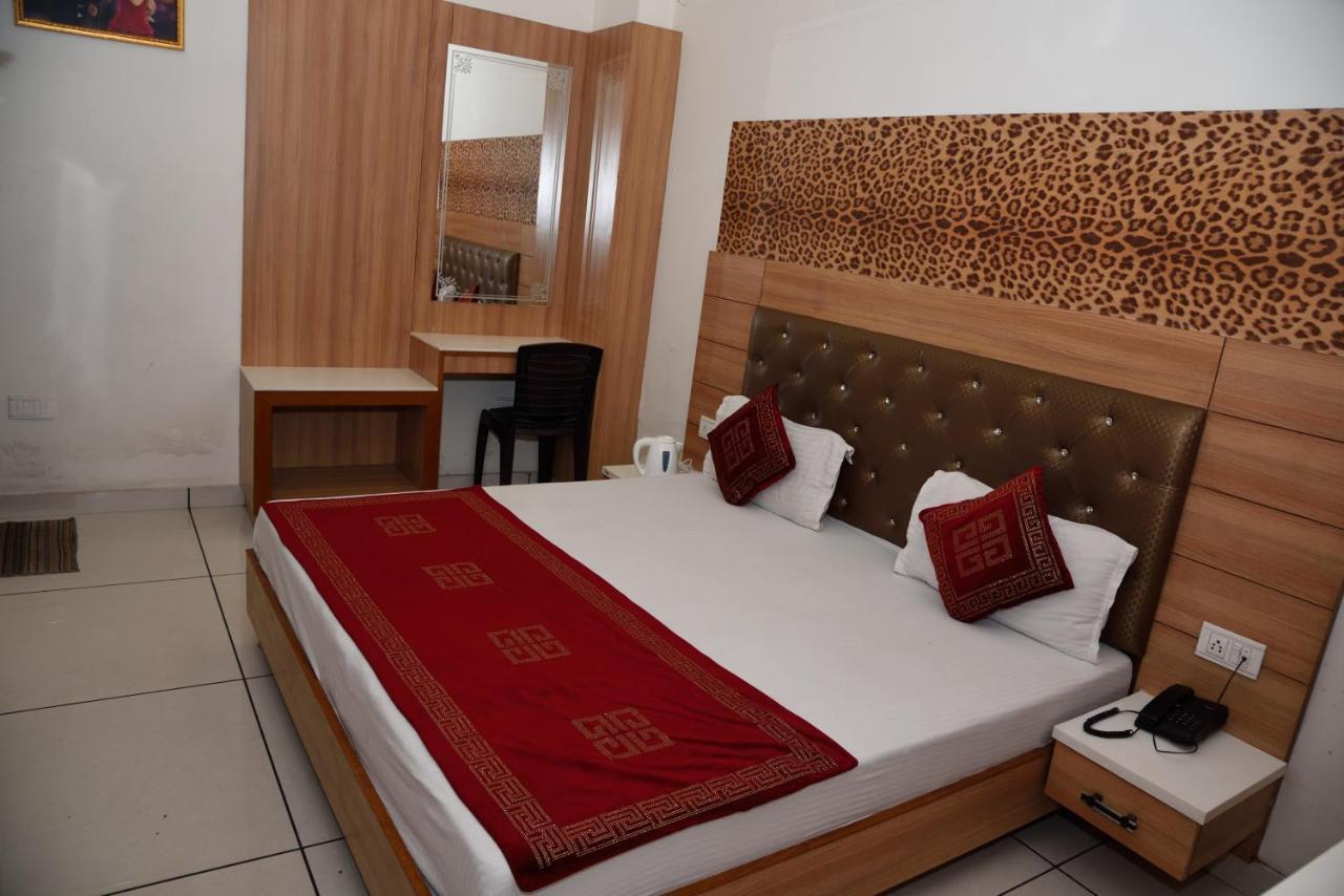 Hotel Robin Inn Амритсар Экстерьер фото